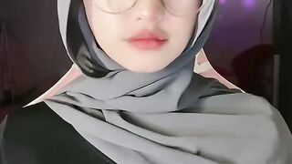 Hijab Berkacamata Cantik