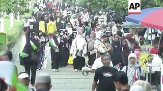 Protesters march to US embassy in Jakarta to show support for Palestinians