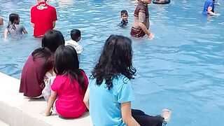 Berenang dengan keluarga