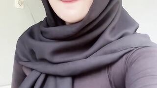 Cewek berjilbab bergoyang..