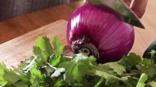 How to cut big onion correct