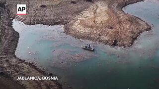 Bosnian volunteers clean up Lake Jablanica after devastating floods.