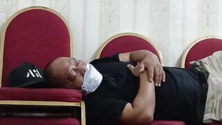 Saking ngantuknya Tidur di kursi pun jadi