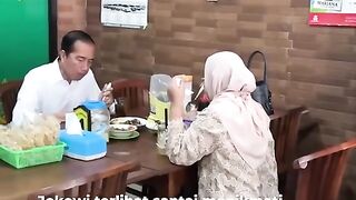 Jokowi setelah pensiun .menikmati makan bersma .bersama istri