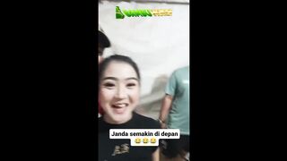 Yang duda ankat tangan kwkw