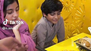 Larai ho gai????????@Domino pizza & burger #naman1 #foryou #foryoupage #funny #tranding #comedyvideo #tiktokpakistan