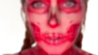 Make Halloween red lipstak