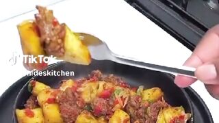 Potato and beef sauce