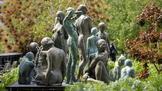 Finland's  abstracted   sculpture "Women and Children"  TO  impresses  FOREIGN tourists.///////