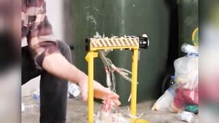 Can you believe it? Two plastic bottles can make a hat.| Entertainment video