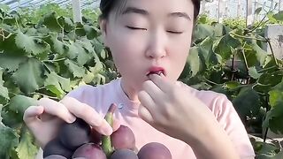 Wow! Eating grapes like a pro!