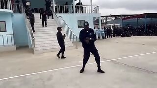 PIADA ARREPIANTE ~ FESTA E DANÇA-KUDURO NA UNIDADE POLICIAL (ANGOLA)