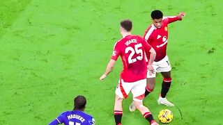 "Mastering the Ball: Manchester United Player's Skills in Action"