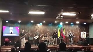 Hades Mil voces en vivo