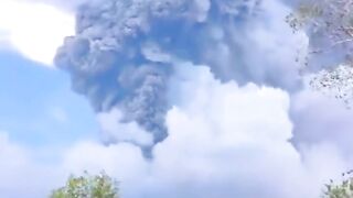 Erupt at the lewotubi