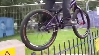 Très funny bicycle