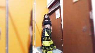 Indian Girl Anushka Gupta Dance