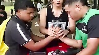 Fuerza vs altura - Arm Wrestling