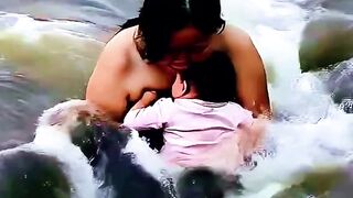 The mother try to safe her child ????