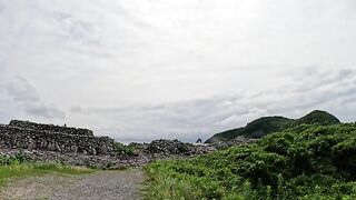 When I went to the ruins by the sea, I was greeted by a cute cat.