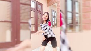 Indian Girl Mahek Chauhan Dance