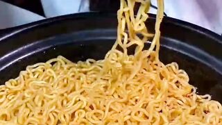 Asmr Mukbang | Eating Clay pot instant noodles are easy to cook and eat