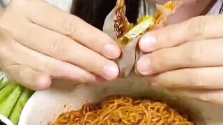 Asmr Mukbang | Eating Roast duck rolls and turkey noodles are a perfect combination!