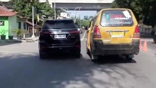 Angkot vs Fortuner who wins?