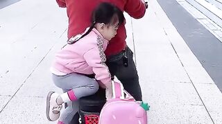 不靠譜爸爸帶娃，閨女還沒上車就走了，也不知道他急急忙忙去見誰#爸爸带娃 #家有萌娃 #亲子