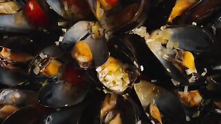 ????️ Mussels in White Wine Garlic Sauce ????????