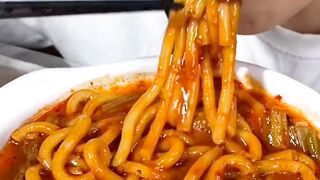 Asmr Mukbang | Eating Sticky Xinjiang fried rice noodles covered with sauce are here, and they are so delicious with chicken legs.