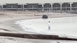 ????Kuwait man tests the Toyota Landrcuier FJ