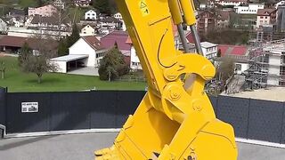 Size of Komatsu PC8000 excavator