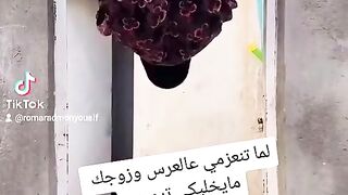 فتاة تقوم بحركات جميله