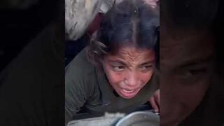 Crowd crushes displaced Palestinian children as they seek food