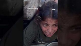 Palestinian children risk being crushed while trying to get food