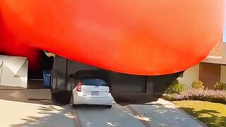 This big balloon caused a tsunami in this city ????