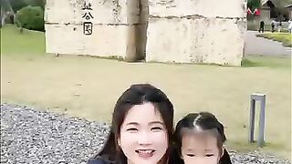 女儿来到杭州了今天带她出来喂鹿.