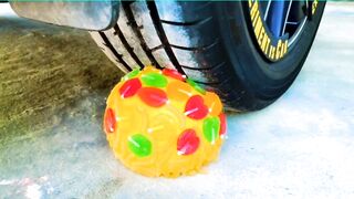 EXPERIMENTO Carro vs Balões de Água Brinquedos Orbeez Esmagando Coisas Crocantes e Macias por Carsatisfying vídeo