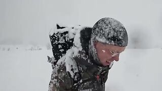 Winter Survival: Solo Dugout Shelter Adventure in 3 Meters of Snow During a Blizzard"