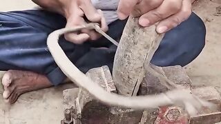 The Art Quality spoon making using animal horn