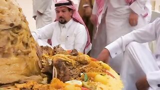 Arab Sultan eats lavishly