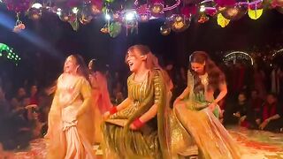 Hania aamir, Dananeer & Yashma asad gill wedding dance