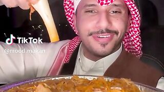 Orang arab makan daging unta rebus nikmat banget