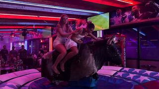 Spanish Resort Rodeo???? Dressed-Up Girl Riding on a Bull in Benidorm  Mechanical Bull 4K. EPIC FAIL - Beach Step (720p, h264)