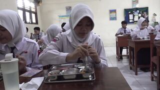 Middle school students in Indonesia are trying out the Free Nutritious Meal program