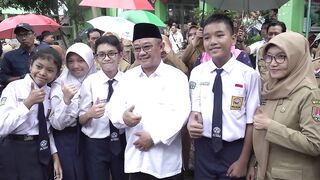 Minister of Primary and Secondary Education of the Republic of Indonesia taking a photo with students in Semarang City, Central Java