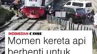 Ketika lokomotif ngalah sama motor gess