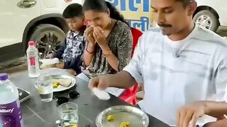 ढाबे का मालिक ने लिया इस लड़की को टेस्ट