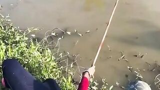 Mancing sambil tiduran dipinggir sungai